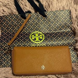 Like New Tory Burch Authentic Emerson Wristlet Wallet